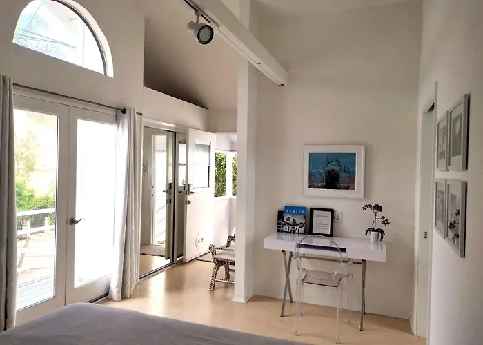 Venice Canals & Beach Guest House